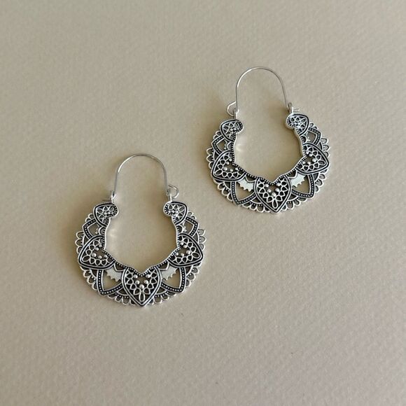Elegant Silver Filigree Hoop Earrings N1536 - Picture 3 of 5
